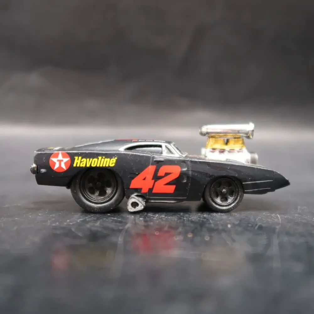 Motorsports Authentics Muscle Machines Juan Pollo Montoya Diecast Car 2008